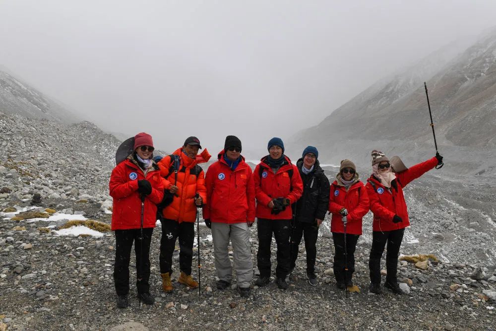 朱彤院士（左三）率领队伍在绒布冰川附近进行拉练